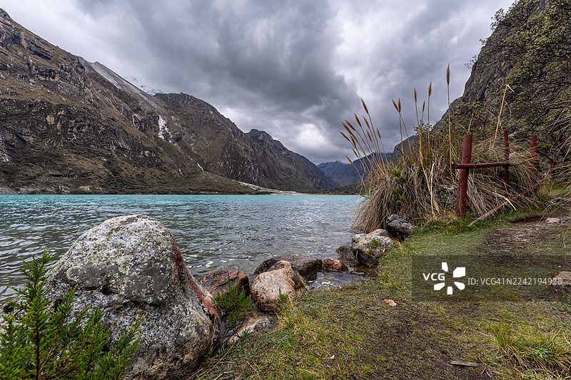 徒步走过秘鲁llanganuco湖区图片素材