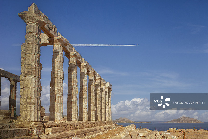 飞机飞越古希腊神庙遗址图片素材