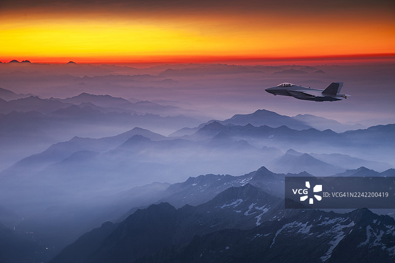 日出时分，F-35陆军战斗机飞越群山。图片素材