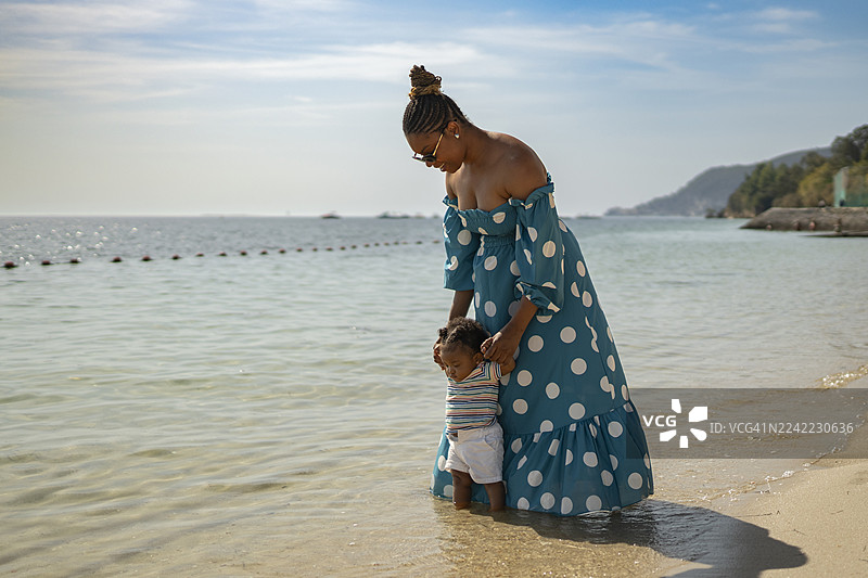 新生儿女儿在沙滩上迈出第一步图片素材