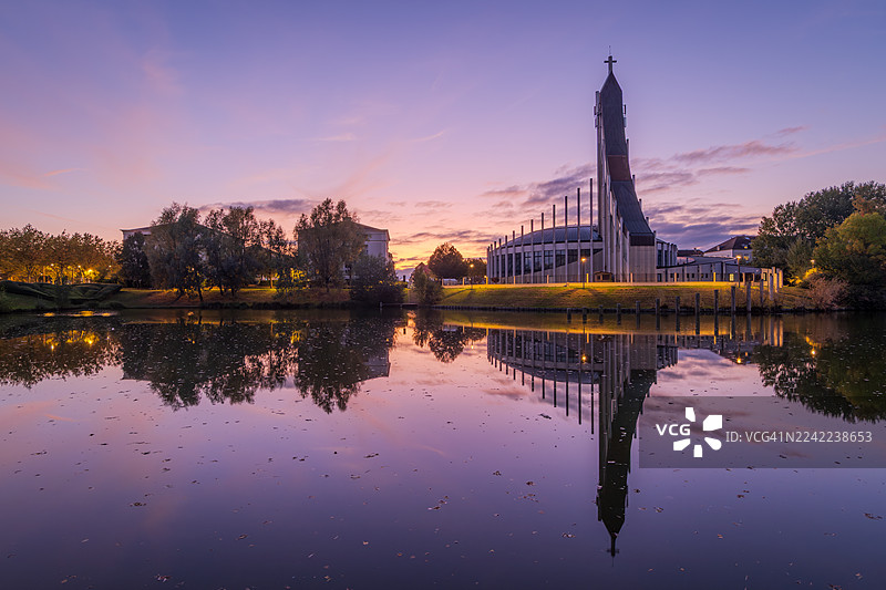 巴黎圣母院教堂的日落倒影图片素材