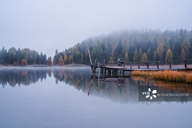 瑞士恩加丁地区斯塔茨湖图片素材