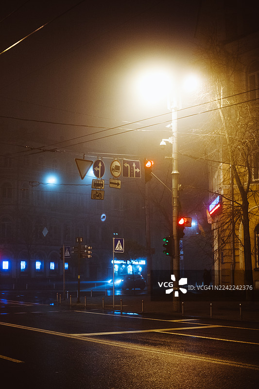 夜晚的雾气朦胧的城市街道图片素材