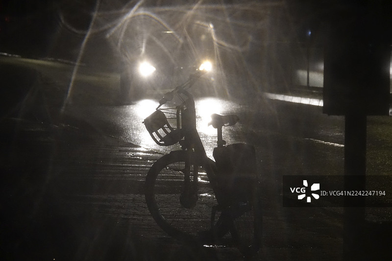 德国城市秋季夜晚，道路交通，能见度差图片素材