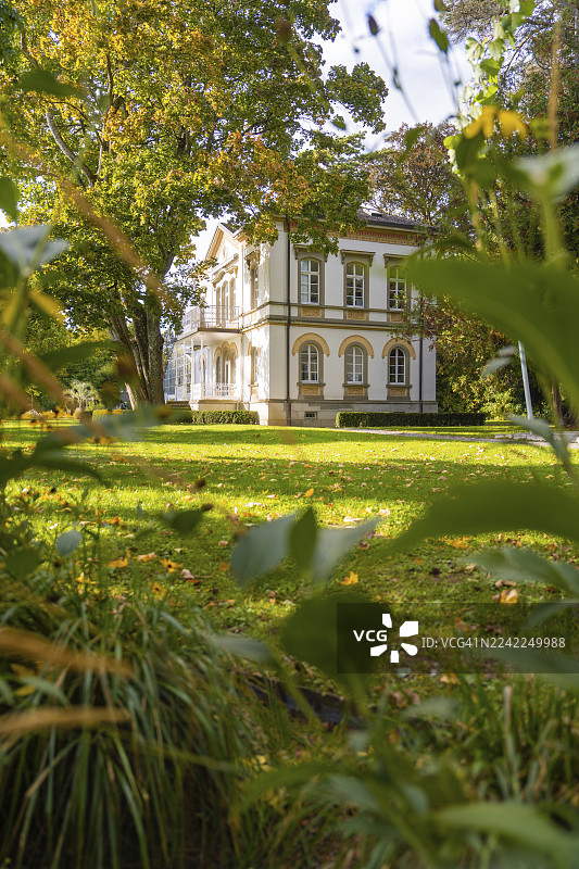 德国博登湖市于伯林根的古典庄园，庄园后是色彩缤纷的花园图片素材