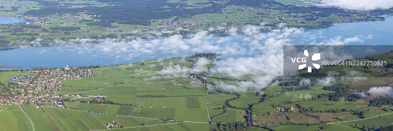 德国巴伐利亚州东阿尔高地区特格尔贝格（Tegelberg）海拔1881米处，俯瞰施万高（Schwangau）、瓦尔滕霍芬（Waltenhofen）、霍芬湖（Hopfensee）和福尔根湖（Forggensee）的全景图片素材