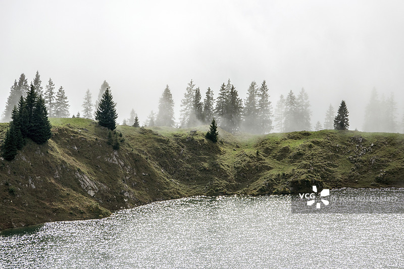 德国巴伐利亚州上阿爾高地區奧伯斯多夫內貝爾峰阿爾高阿爾卑斯山脈的塞阿爾卑斯湖图片素材