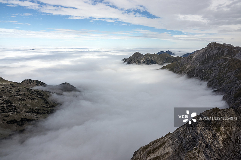 从内贝尔峰（Nebelhorn）山顶俯瞰阿尔高阿尔卑斯山，山峦从山谷的雾气中升起，奥伯斯特多夫（Oberstdorf），上阿尔高（Oberallgäu），阿尔高（Allgäu），巴伐利亚（Bavaria），德国图片素材