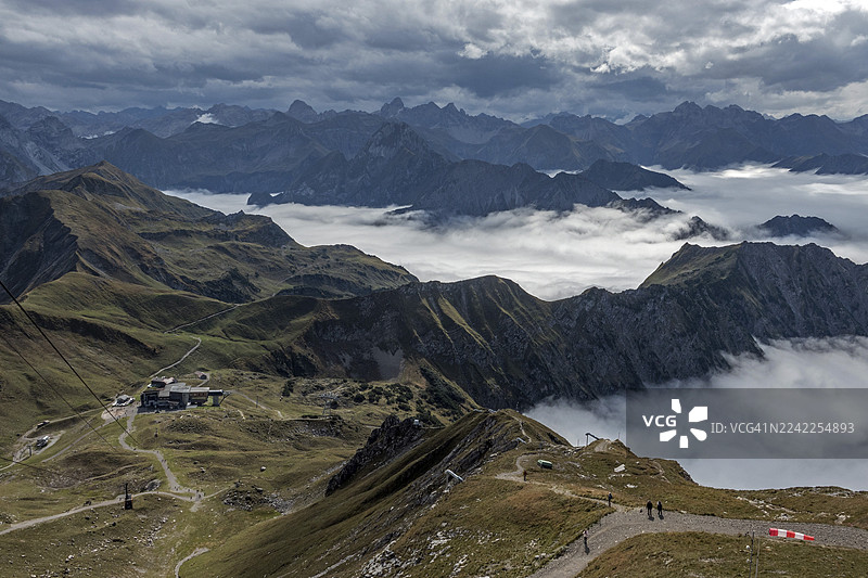 从内贝尔峰（Nebelhorn）山顶望去，可以看到阿尔高阿尔卑斯山（Allgäu Alps）的山脉，山峦从山谷的雾气中升起，地点为奥伯斯多夫（Oberstdorf）、上阿尔高（Oberallgäu）、阿尔高（Allgäu）、巴伐利亚（Bavaria）、德国。图片素材