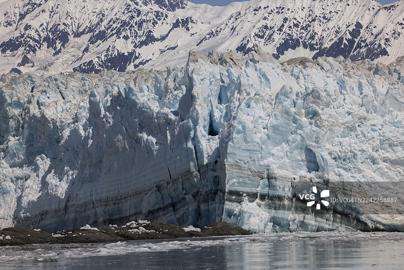 近距离拍摄的哈伯德冰川，展示了不同的地层图片素材
