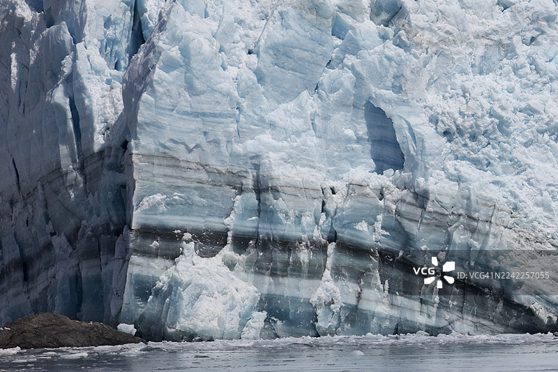 哈伯德冰川特写，展示了冰层分带现象图片素材