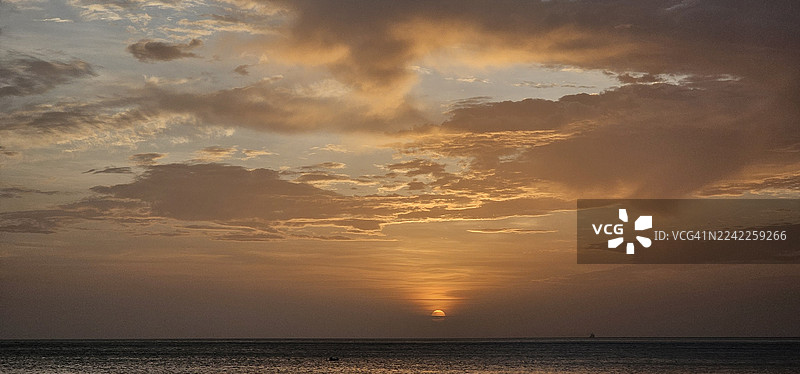 哥伦比亚塔甘加，夕阳下戏剧性天空映衬下的海景图片素材