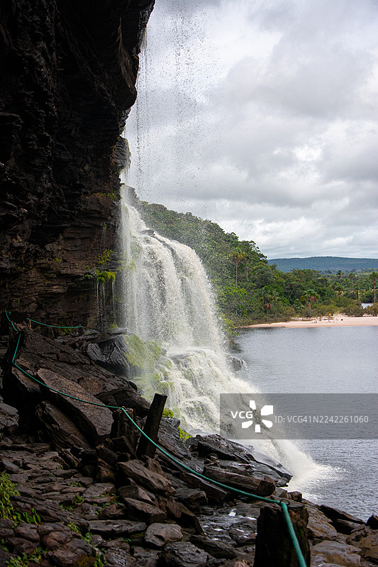 斧头瀑布。在卡奈玛泻湖中的瀑布。卡奈玛国家公园。热带雨林,位于委内瑞拉心脏地带。泻湖、特普伊山、石山。地球上最古老的区域。图片素材