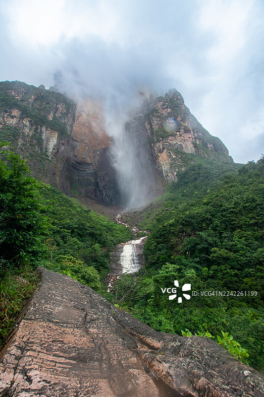 天使瀑布，又称丘伦梅鲁瀑布。世界上最高的瀑布。位于委内瑞拉心脏地带的坎奈玛国家公园，是一片热带雨林。拥有泻湖、特普伊山和石山。这是世界上最古老的地区。图片素材