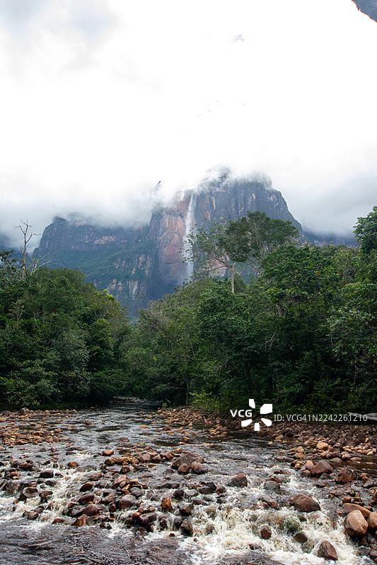 天使瀑布,又名丘伦梅鲁。世界最高瀑布。 Канайма(Canaima)国家公园。热带雨林,位于委内瑞拉心脏地带。泻湖,特普伊山,石山。世界上最古老的地区。图片素材