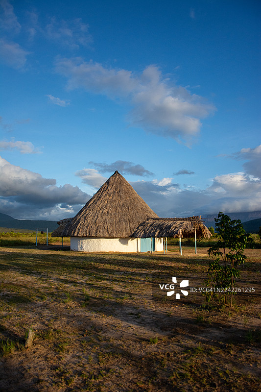 楚鲁阿塔，佩蒙原住民的典型房屋。由土坯（编织和泥巴）和棕榈叶制成。卡奈玛国家公园。热带雨林，位于委内瑞拉心脏地带。泻湖、特普伊山、石山。世界上最古老的地区。图片素材