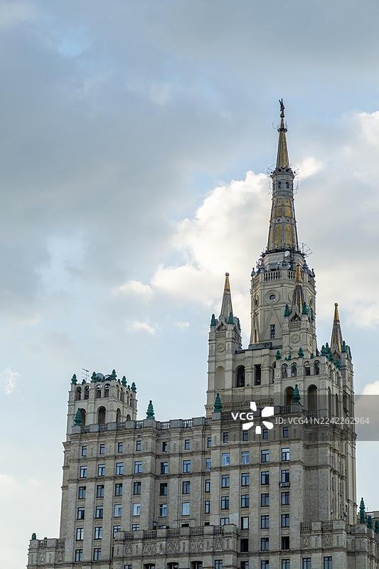低角度拍摄，一座斯大林帝国风格的历史主义摩天大楼在阴云密布的天空中图片素材