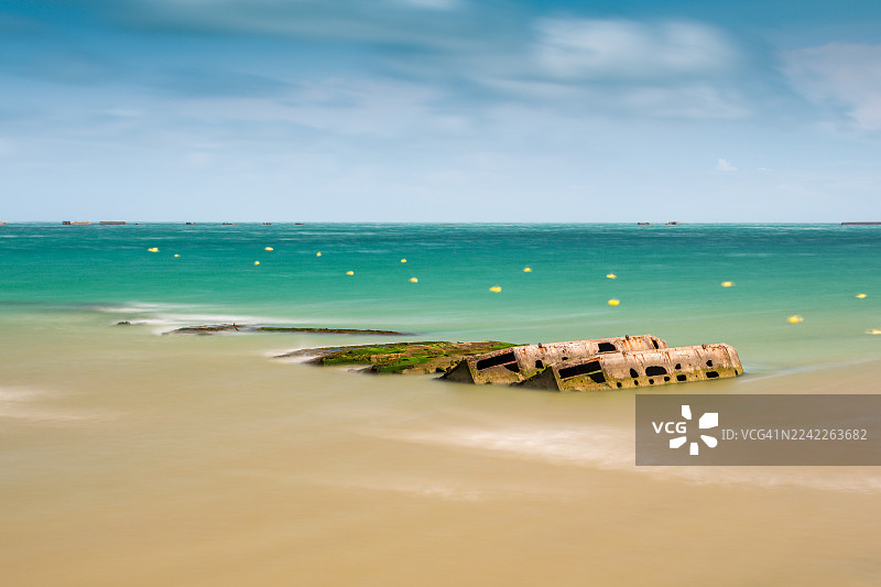 法国诺曼底阿罗芒什莱班，长曝光下的海景与桑葚港遗迹图片素材