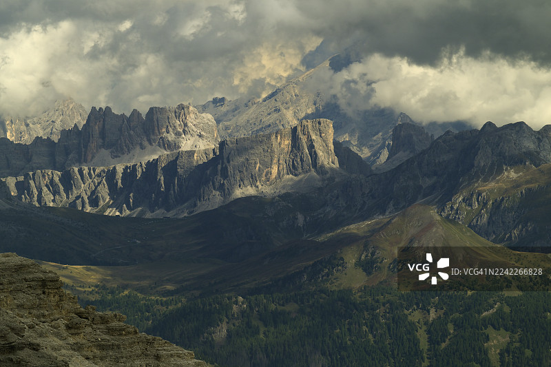 意大利圣维托迪卡多雷，贾乌山口，阴云密布的天空下，崎岖的山脉和山谷的戏剧性全景视图图片素材