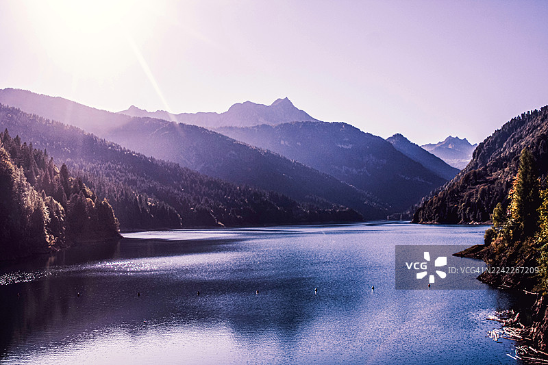 意大利萨乌里斯，萨乌里斯湖，雄伟群山环绕下的宁静湖泊，天空晴朗，景色优美图片素材