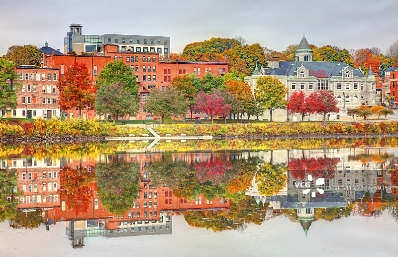 缅因州奥古斯塔的秋天图片素材