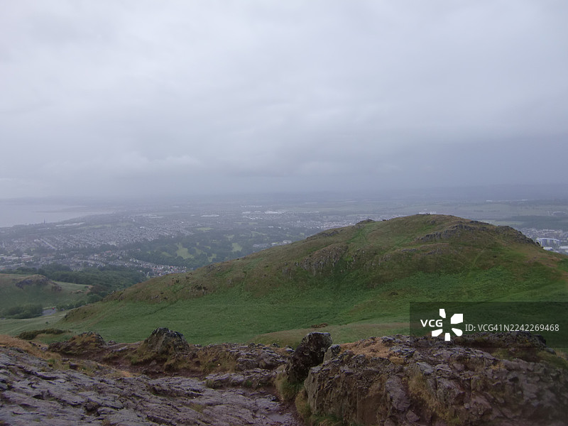 阴天时从亚瑟王座俯瞰爱丁堡市和福斯湾，爱丁堡，英国，英国图片素材