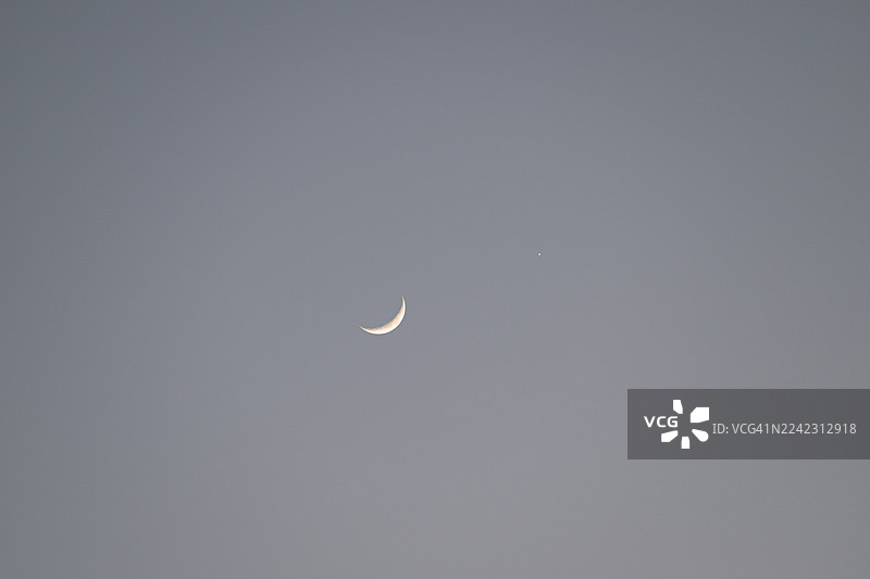 新月和金星在暮色苍茫的天空中闪耀图片素材