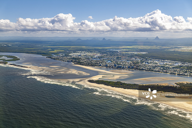 澳大利亚的空中视角，卡伦德拉、金海滩和鹈鹕水域景观，背景是玻璃屋山脉，昆士兰州。图片素材