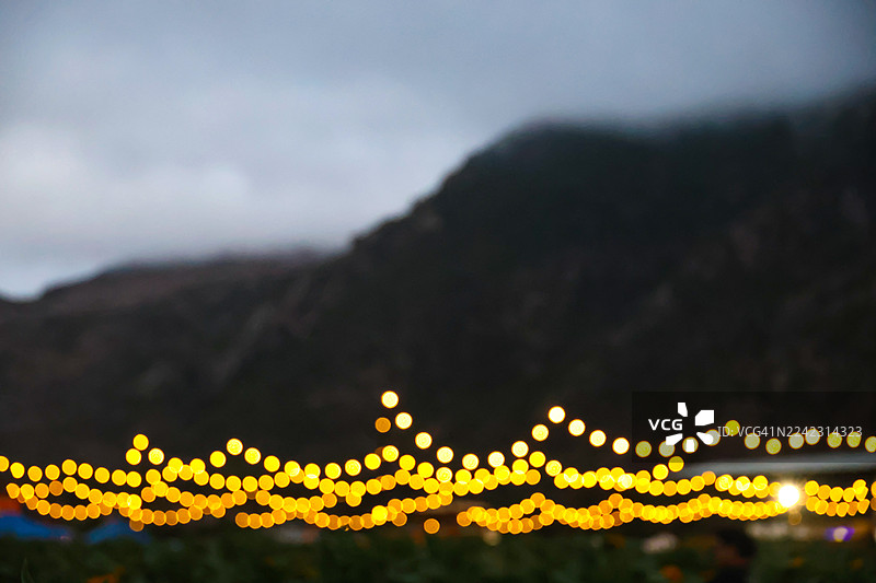 模糊的光线、山脉和雾图片素材