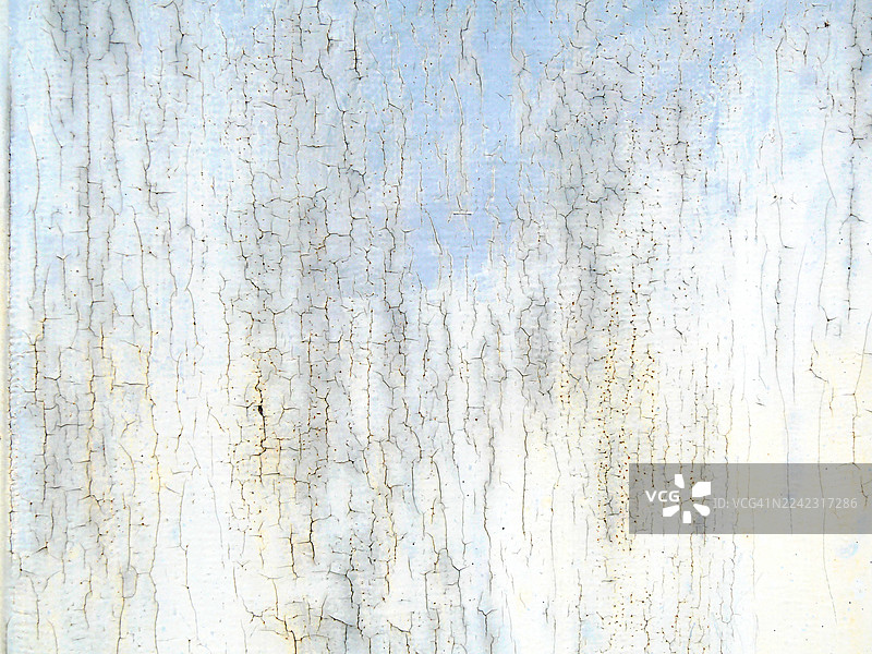 阳光下，墙壁上带有裂纹和铜绿的白色和蓝色油漆，色彩自然。法国，上萨瓦省，埃维昂莱班。图片素材