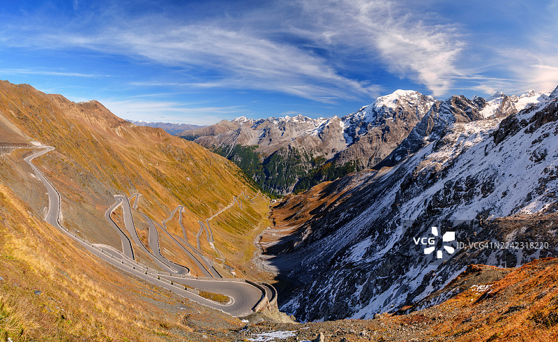 意大利欧洲斯泰尔维奥山口山路图片素材