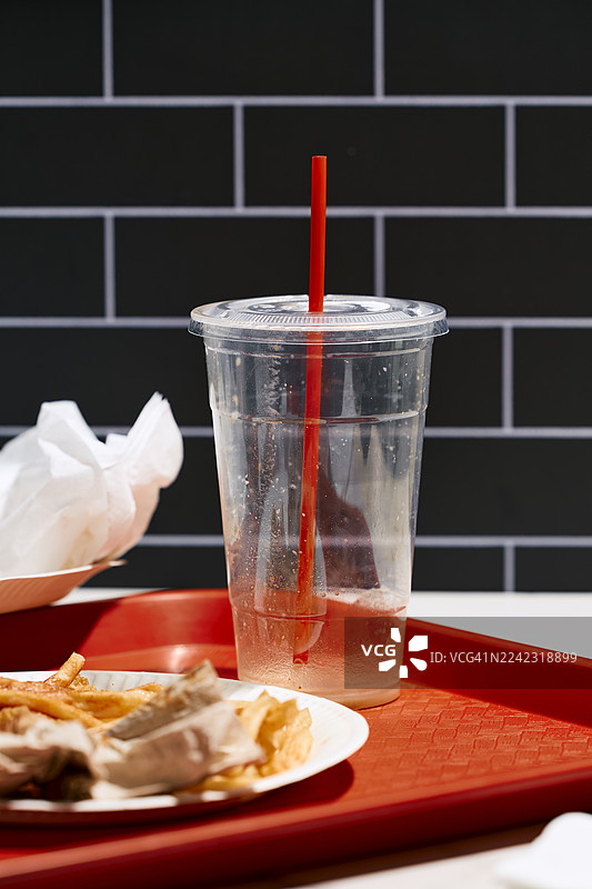 托盘上有一个空的塑料杯图片素材