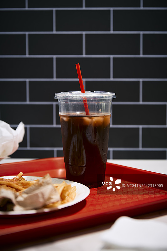 托盘上装满可乐的塑料杯图片素材