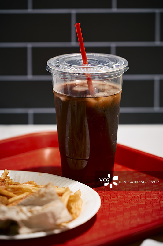 托盘上装满可乐的塑料杯图片素材