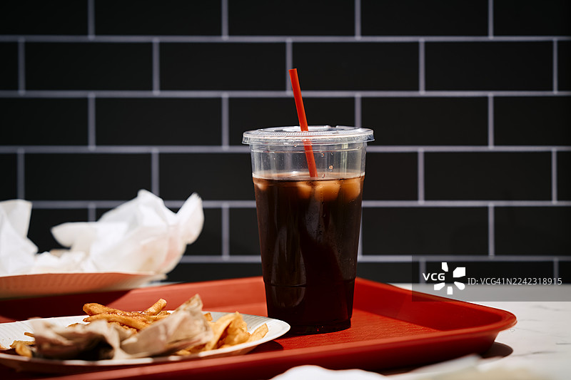 托盘上装满可乐的塑料杯图片素材