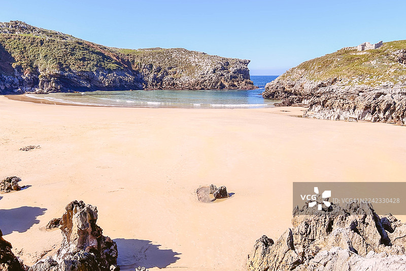 阳光明媚的宁静海滩图片素材