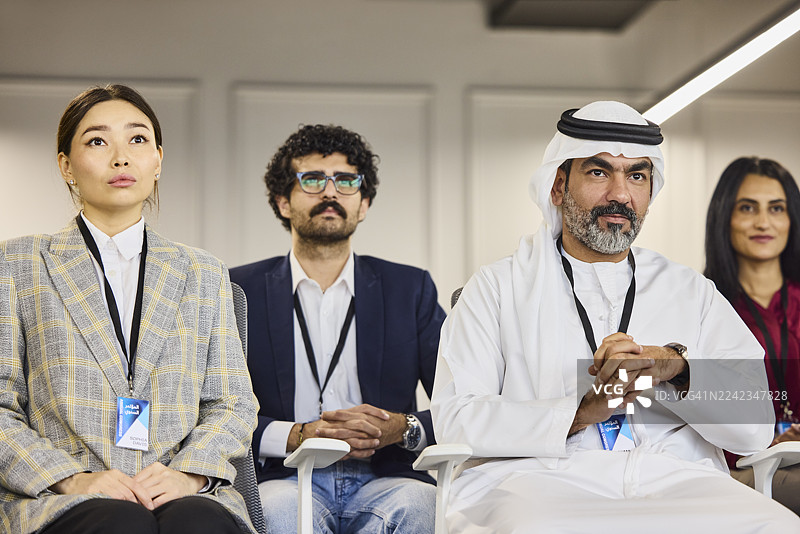 专注的阿联酋商人参加研讨会图片素材
