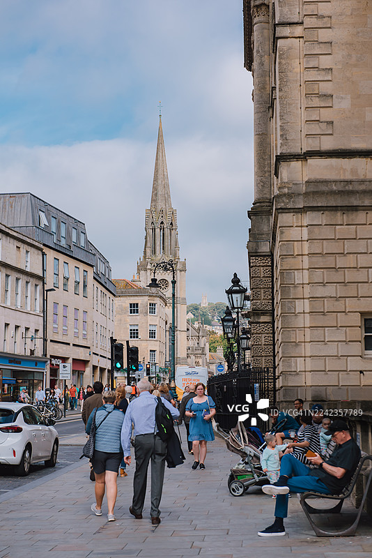英国萨默塞特郡巴斯市中心，向上看巴斯高街通往圣迈克尔教堂的方向图片素材