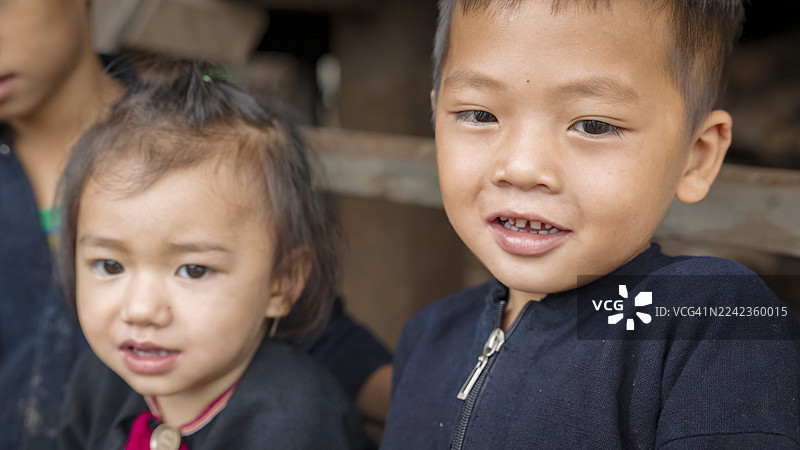 老挝北部村庄的老挝儿童图片素材