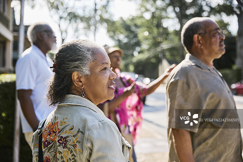 女人和游客朋友们一起探索城市图片素材