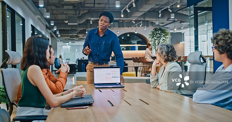 多元化的商务团队在现代办公室会议中展示公司数据和业绩图表，讨论战略规划、投资和营销策略。可持续的商业与金融概念。图片素材