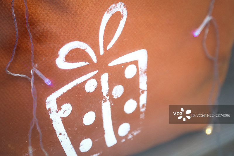 人行道上的礼品店，节日装饰，窗户上贴着绘画图片素材