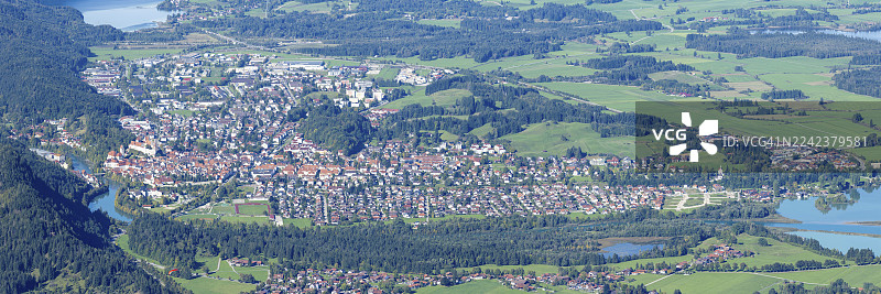 福森的特格尔贝格全景（1881米），远眺历史悠久的老城区、莱希河及远处的白湖，右侧是霍普夫湖和福尔根湖，位于巴伐利亚州阿尔高地区阿尔高县。图片素材