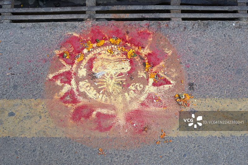 传统的街头廊道利仪式，装饰着万寿菊和彩色粉末图片素材