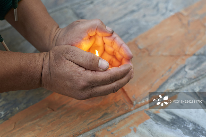 捧着烛火的手，传递温暖与呵护图片素材