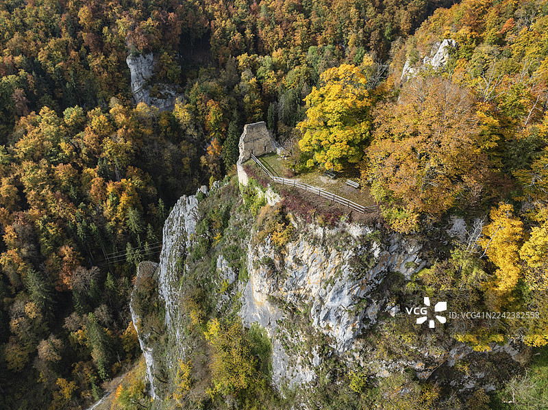 空中俯瞰观景点、铁锹以及豪森城堡（也称豪森遗址），周围环绕着秋季植被，这是位于上多瑙河谷地区拜伦市豪森村上方的一座城堡遗址，隶属于锡格马林根区，巴登-符腾堡州。图片素材