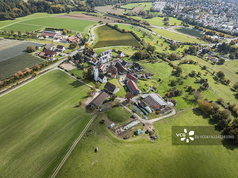 德国巴登-符腾堡州博登湖县，于伯林根西北部的奥夫基兴村庄的鸟瞰图，可以看到圣米歇尔教堂、博登湖图片素材