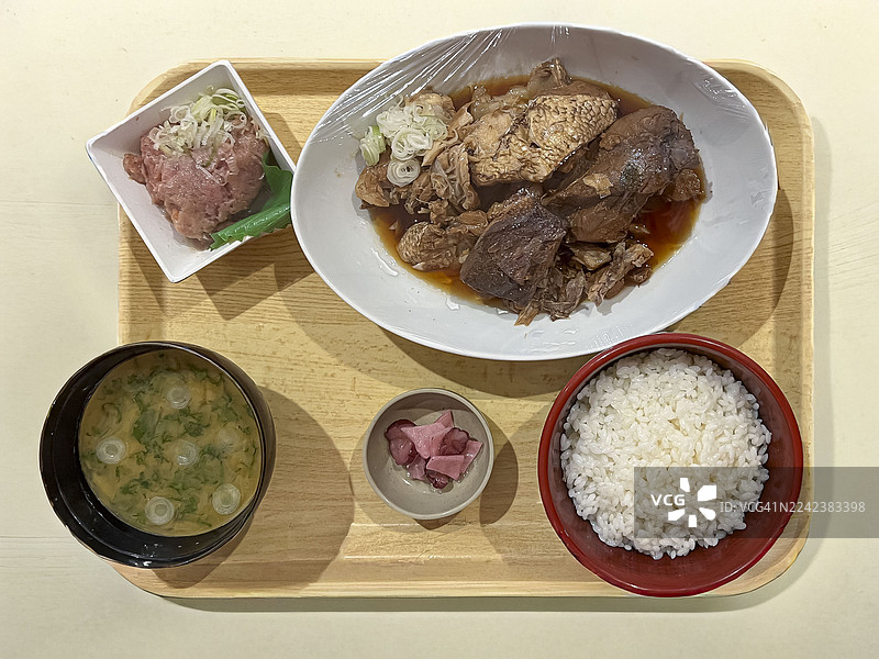 炖煮的黄尾鱼领肉套餐图片素材