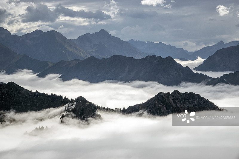 从内贝尔峰(Nebelhorn)山顶望去,可以看到阿尔高阿尔卑斯山(Allgäu Alps)的山脉,山峦从山谷中的雾气中升起,位于奥伯斯特多夫(Oberstdorf)、上阿尔高(Oberallgäu)、阿尔高(Allgäu)、巴伐利亚(Bavaria)、德国。图片素材