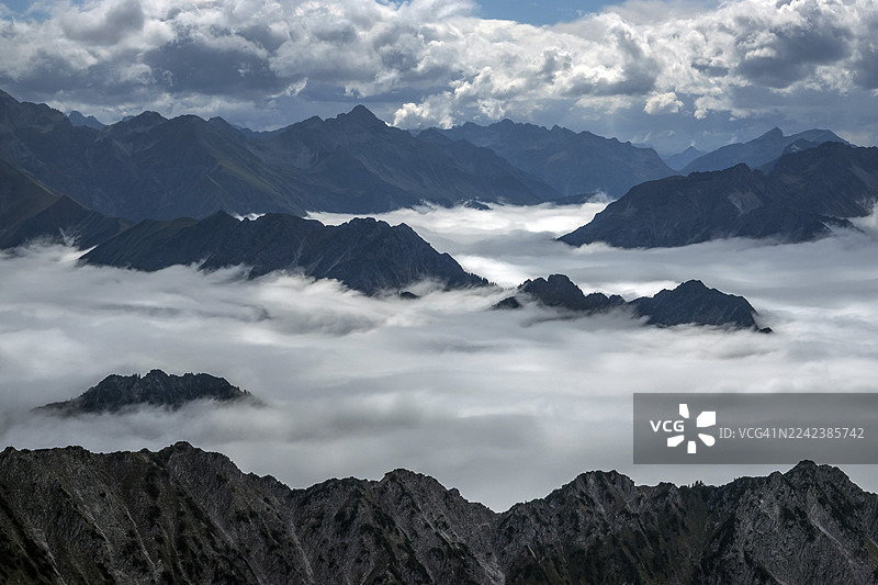 从内贝尔峰顶望向阿尔高阿尔卑斯山脉,山峦从山谷的雾气中升起,奥伯斯多夫,上阿尔高,阿尔高,巴伐利亚,德国图片素材